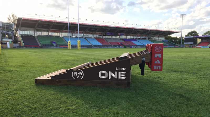 RAM Rugby Low One scrummachine op een rugbyveld